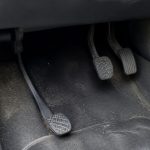 Vue rapprochée des trois pédales (embrayage, frein, accélérateur) dans l'habitacle d'un Citroën Berlingo.