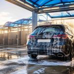 Une voiture dans une station de lavage auto.