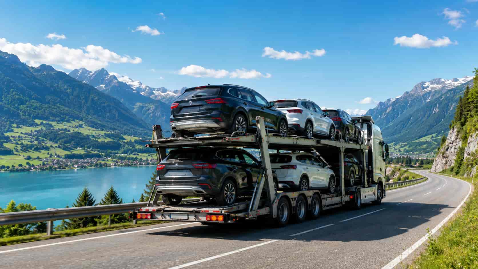 Un transport de voitures sur un camion.