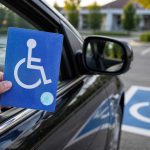 Une carte de stationnement handicapé.