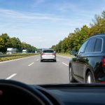 Un dépassement par la droite sur autoroute.