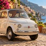 Une Fiat 500 sur la côte près de la mer.